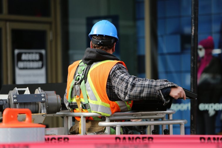 construction-worker-danger-safety-8159.jpg