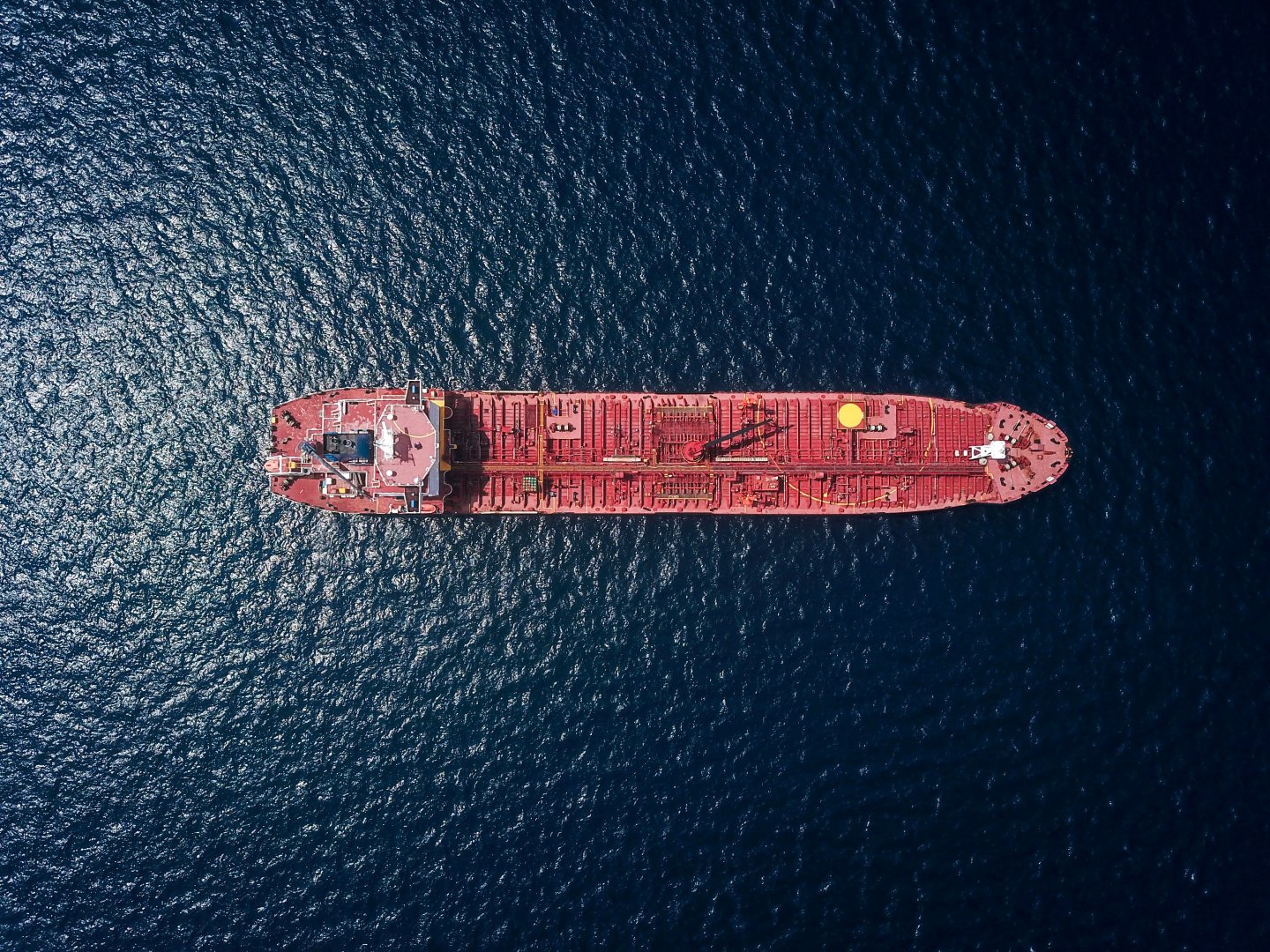 ett rött fraktfartyg sett uppifrån