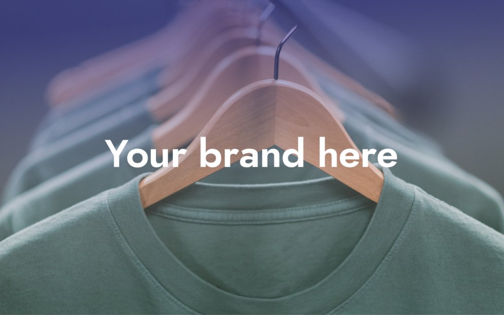 en grön t-shirt med texten "your brand here" i förgrunden